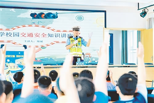 郑州交警11.jpg